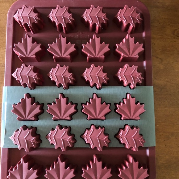 Silicone baking fall leaf mini muffin pan - Picture 2 of 4